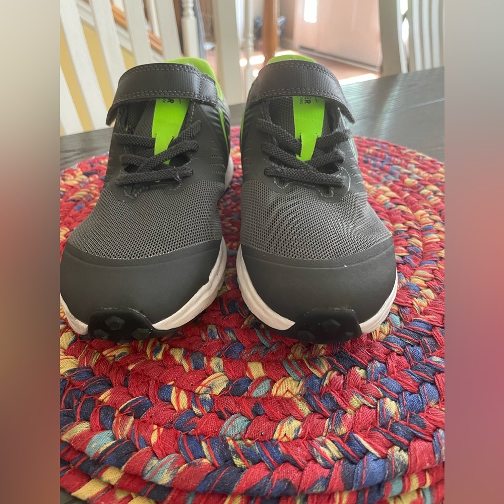 Boys size 3 Nike sneakers like new.